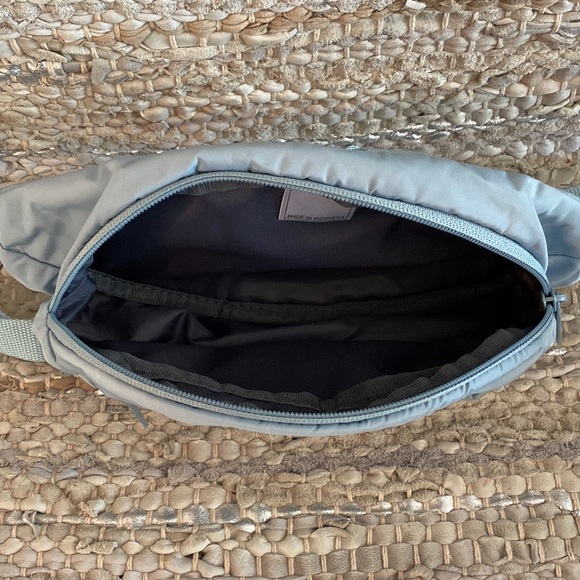 Sold! Adidas hip fanny sling belt bag - Picture 4 of 9